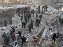 Docenas de bomberos, personal de emergencias y vecinos cubiertos de escombros y polvo buscan entre los escombros a los demás residentes. AFP