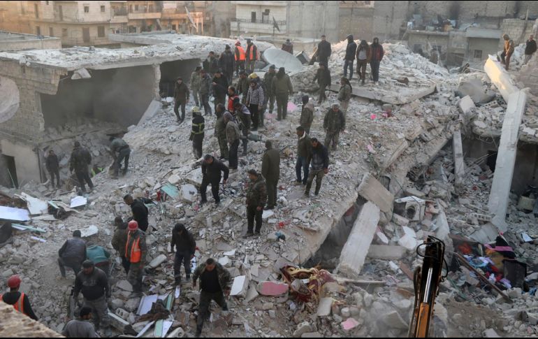 Docenas de bomberos, personal de emergencias y vecinos cubiertos de escombros y polvo buscan entre los escombros a los demás residentes. AFP