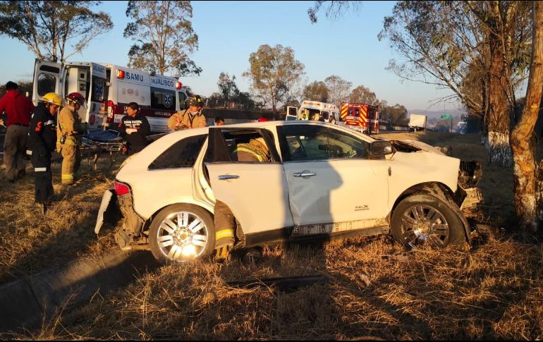Debido al impacto la camioneta salió proyectada de la vía, impactando posteriormente contra un árbol hallado a un costado del camino. ESPECIAL/UEPCBJ