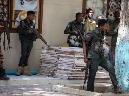 La explosión dañó a los edificios colindantes y aún se podía escuchar disparos cerca de la oficina del alcalde. AFP/H. Elmi