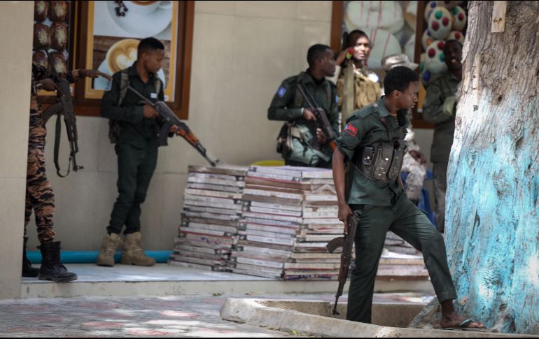La explosión dañó a los edificios colindantes y aún se podía escuchar disparos cerca de la oficina del alcalde. AFP/H. Elmi