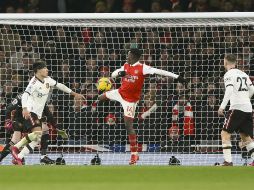 Eddie Nketiah (centro) marcó de taquito el gol del triunfo de los Gunners ante el United. AP