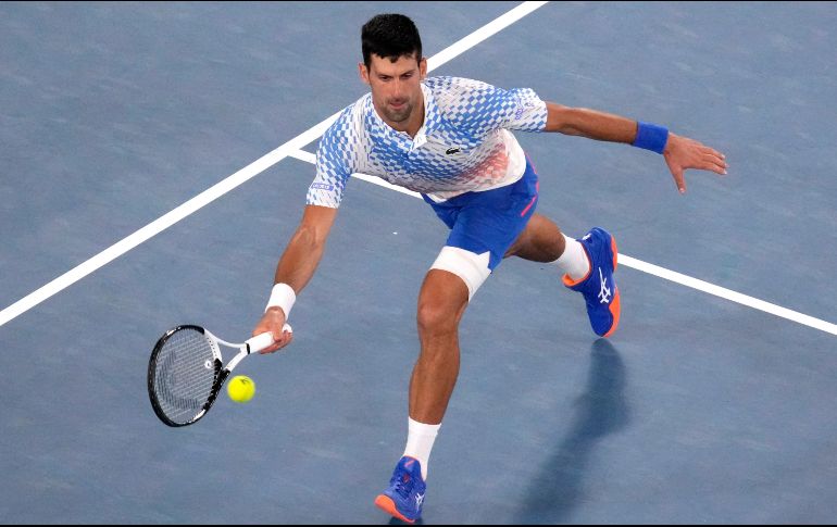 Tras tres partidos a medio gas por las molestias de la lesión muscular en su pierna izquierda, Djokovic saltó a la pista determinado a 