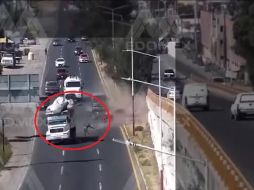 El trabajador de limpia sólo resultó con lesiones leves pese a lo aparatoso del accidente. ESPECIAL/CAPTURA DE VIDEO