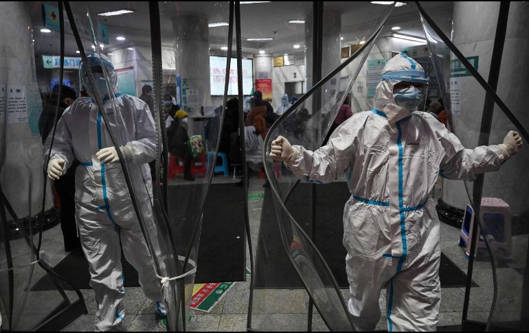 La gente joven que no haya estado expuesta al COVID, los más mayores o los inmunodeprimidos podrían necesitar dos dosis anuales de la vacuna. AFP/H. Retamal