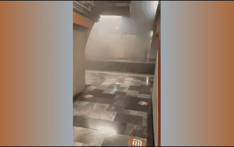 En videos se observan los andenes del Metro llenos de humo, pero ya vacíos tras el desalojo. ESPECIAL