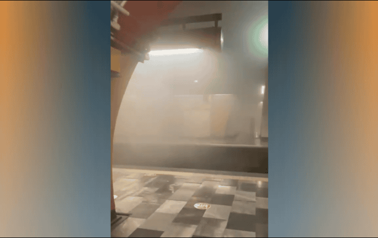 De acuerdo con reportes policiacos, en el Metro se desalojaron aproximadamente a 60 personas, quienes fueron atendidas en el sitio por inhalación de humo. ESPECIAL