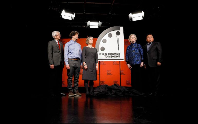 Cada año, la junta de ciencia y seguridad del Boletín y sus patrocinadores toman la decisión de recolocar las manecillas de este reloj simbólico. AFP/A. Moneymaker