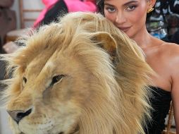 Kylie Jenner asistió a la pasarela de Schiaparelli usando un impactante vestido de la misma marca que llevaba una cabeza falsa de león. AP/ Michel Euler