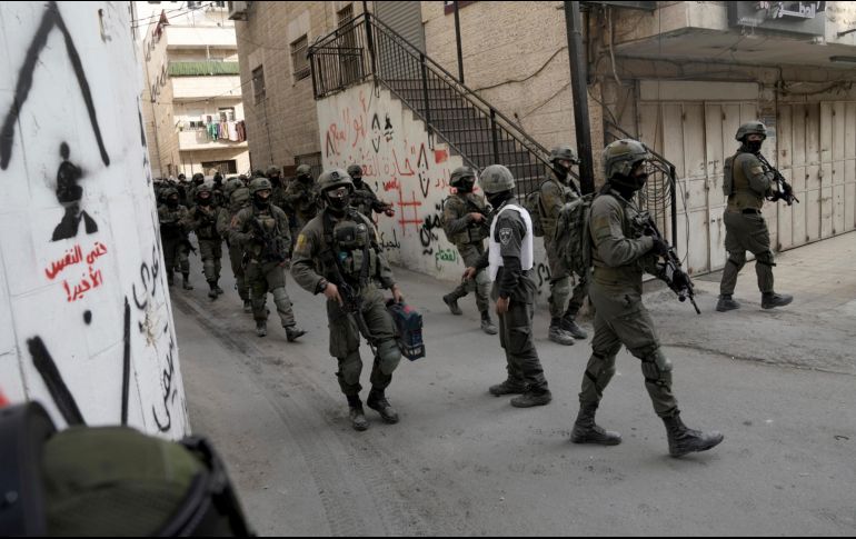 Jóvenes palestinos se enfrentan a fuerzas israelíes que procedían a la demolición en el campo de refugiados de Shuafa. AP/M. Illean