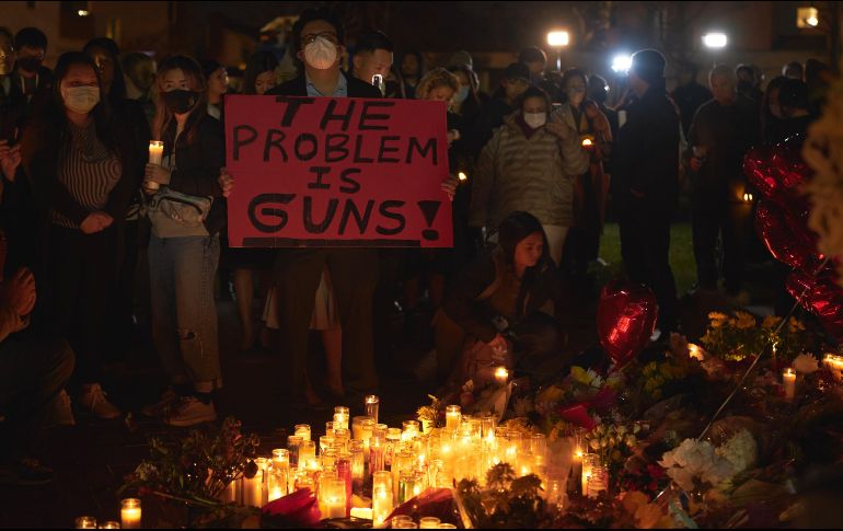 El pasado sábado 21 de enero, en Monterey Park, un hombre armado abrió fuego en un estudio de danza, dejando como saldo mortal 11 víctimas y 9 heridos. Después del ataque, el autor del crimen se quitó la vida. EFE / A. Dinner