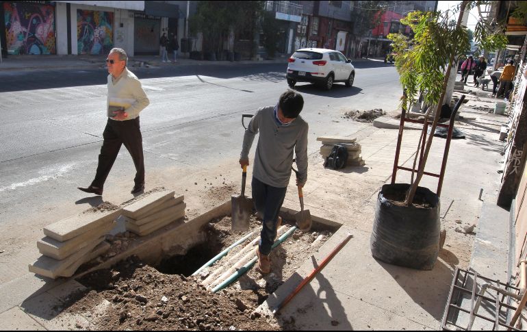 La apertura de Enrique Díaz de León dio un respiro al tráfico vehicular en la zona. Las obras siguen con la rehabilitación de las banquetas y la colocación de árboles. EL INFORMADOR/A. Camacho