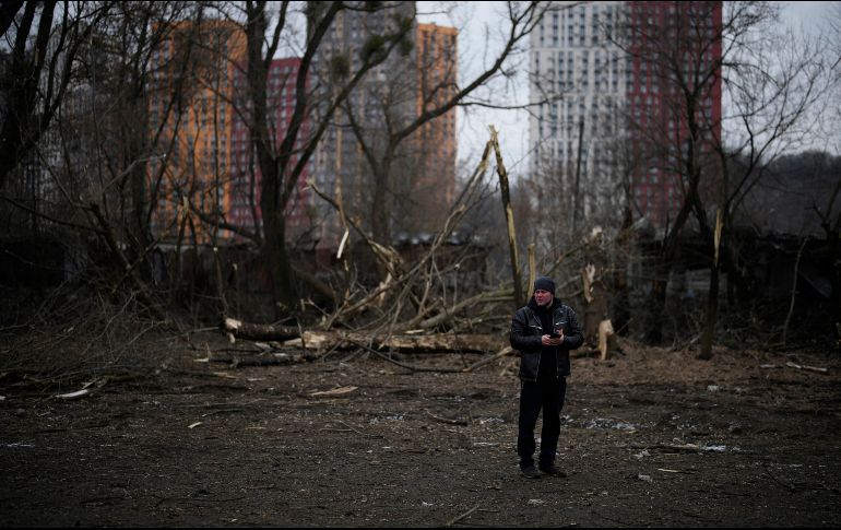 Un habitante revisa una zona atacada por uno de los misiles. AP/D. Cole