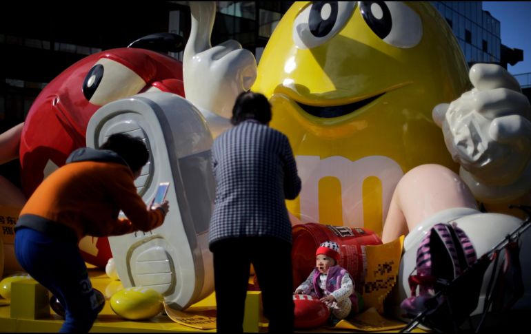 La compañía publicó en Twitter el mensaje en el que explicaba la decisión de dejar de usar a los M&M de colores. AP / ARCHIVO