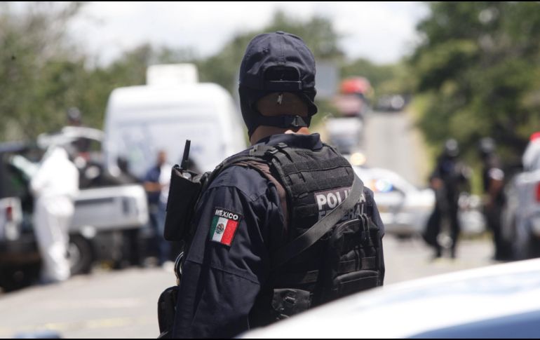 Los cuerpos de seguridad resguardan la zona, en Jocotepec, donde hay un automóvil con impactos de bala y manchas de sangre. EL INFORMADOR / ARCHIVO