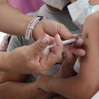 Llevan vacunación COVID a escuelas