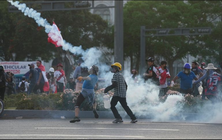 Los manifestantes se enfrentaron a policías en el centro de Lima. M. Mejía/AFP