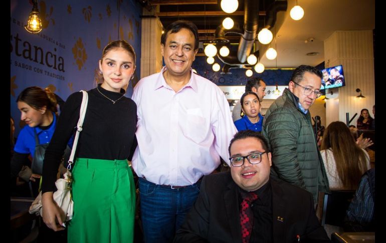 Desde antes de las 8 de la mañana y hasta cerca de las 12 del día, amistades pasaron a saludarlo y felicitarle.