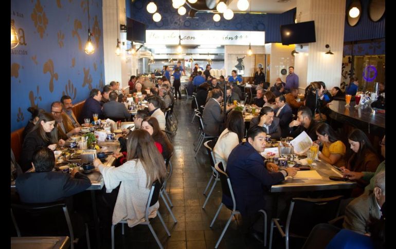 Desde antes de las 8 de la mañana y hasta cerca de las 12 del día, amistades pasaron a saludarlo y felicitarle.