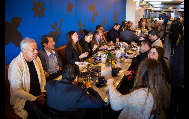 Desde antes de las 8 de la mañana y hasta cerca de las 12 del día, amistades pasaron a saludarlo y felicitarle.