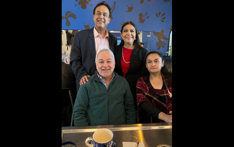 Desde antes de las 8 de la mañana y hasta cerca de las 12 del día, amistades pasaron a saludarlo y felicitarle.