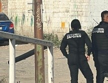 Policías acudieron al punto y hallaron dos cuerpos en el vehículo. ESPECIAL