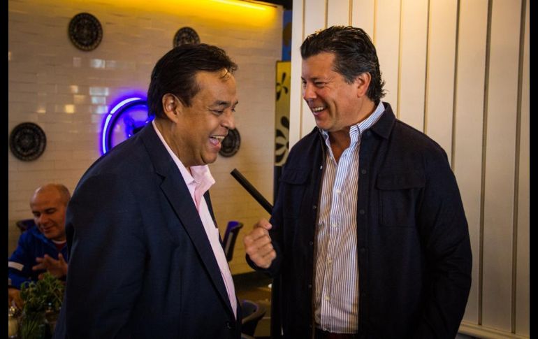 Desde antes de las 8 de la mañana y hasta cerca de las 12 del día, amistades pasaron a saludarlo y felicitarle.