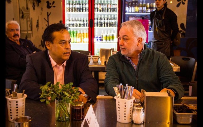 Desde antes de las 8 de la mañana y hasta cerca de las 12 del día, amistades pasaron a saludarlo y felicitarle.