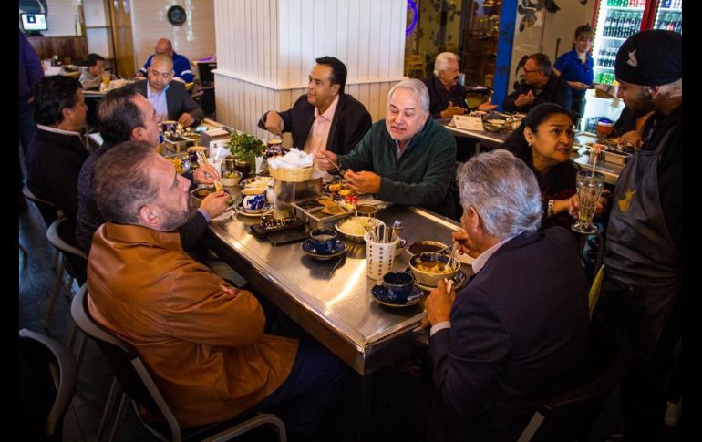 Desde antes de las 8 de la mañana y hasta cerca de las 12 del día, amistades pasaron a saludarlo y felicitarle.