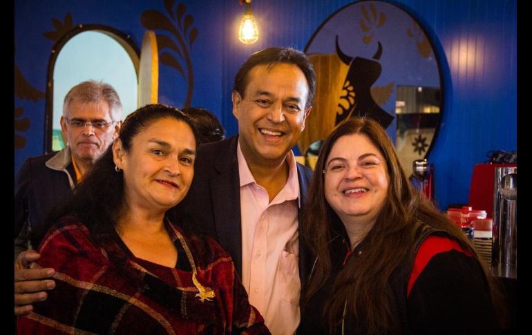 Desde antes de las 8 de la mañana y hasta cerca de las 12 del día, amistades pasaron a saludarlo y felicitarle.