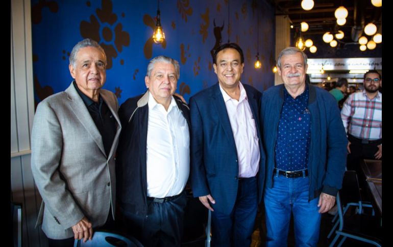 Desde antes de las 8 de la mañana y hasta cerca de las 12 del día, amistades pasaron a saludarlo y felicitarle.