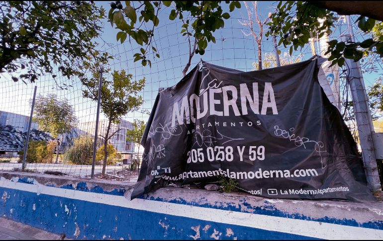 El predio de La Moderna Apartamentos está abandonado y no hay departamentos a la venta. Inconformes se manifestaron ayer. EL INFORMADOR/ A. Navarro