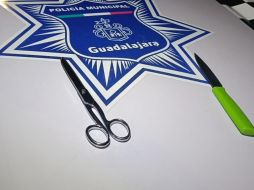 Policías aseguraron el cuchillo y las tijeras con las que el sospechoso amenazó a su familia. ESPECIAL/Policía de Guadalajara