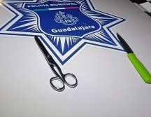 Policías aseguraron el cuchillo y las tijeras con las que el sospechoso amenazó a su familia. ESPECIAL/Policía de Guadalajara