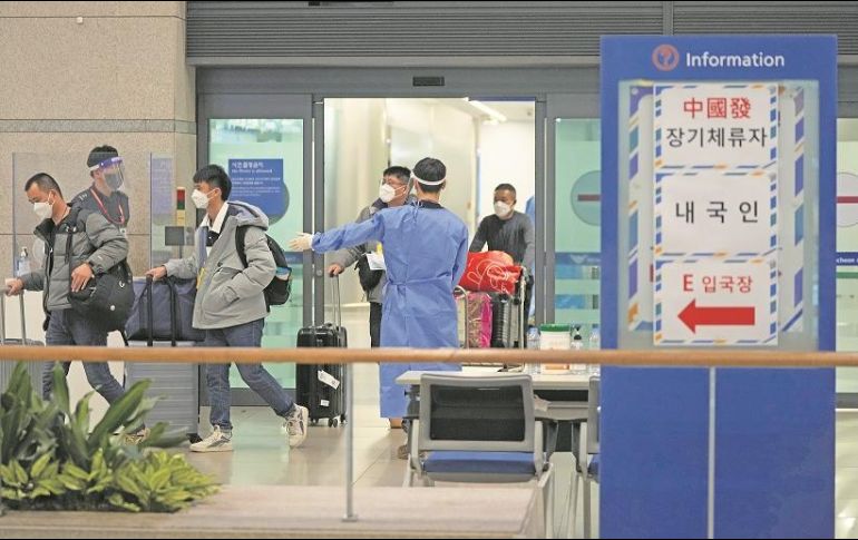 En algunas localidades de China mantienen todas las medidas de prevención de contagios por el alto índice de casos. AP