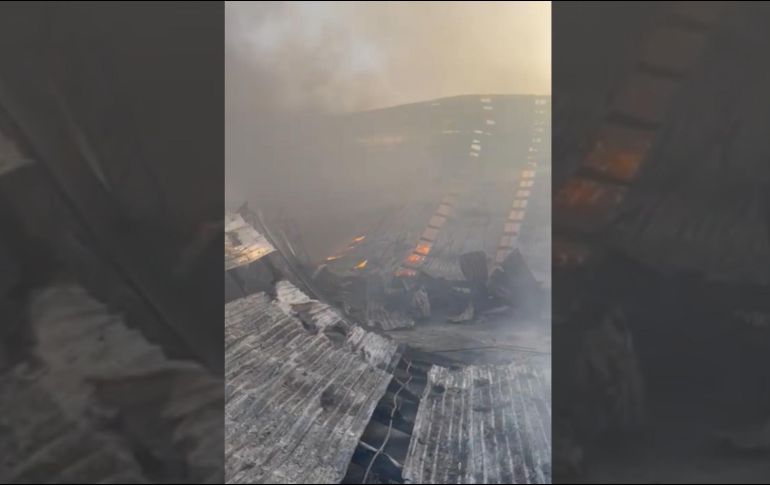 Hasta el momento y pese a las dimensiones del incendio, no se registraron personas lesionadas, sólo daños materiales. FACEBOOK / Dirección de Bomberos Tijuana