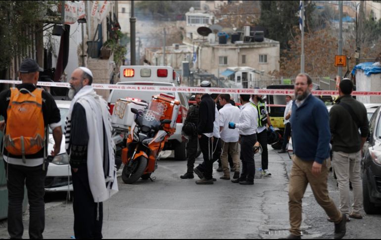 Un video mostró a los agentes escoltando al menor, vestido únicamente con ropa interior, lejos del lugar y sobre una camilla. A. Safadi/AP