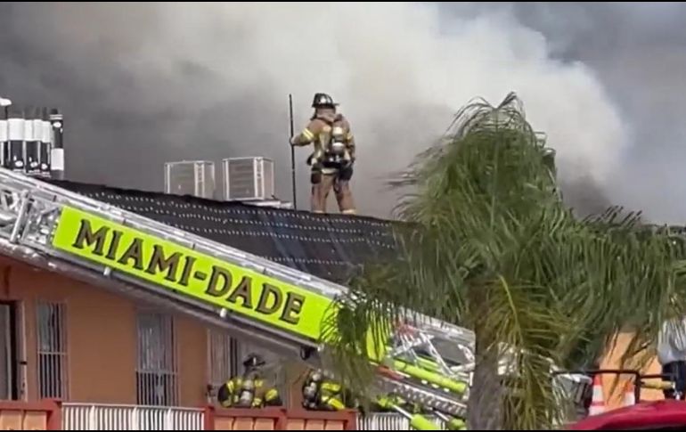 El incendio se habría declarado en un edificio construido en el año 1968. EFE
