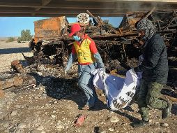 Las labores de rescate se vieron dificultadas por la falta de visibilidad en el área. AP