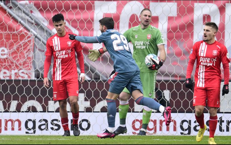 Hasta el momento, el ex del Cruz Azul lleva cuatro goles anotados en la Eredivisie y otros cuatro en la Europa League. AFP/O. Kraak