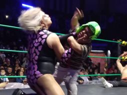 Medio Metro realizó algunos movimientos con ayuda de los luchadores para llevarse la victoria. Twitter/@LaTijeraLucha