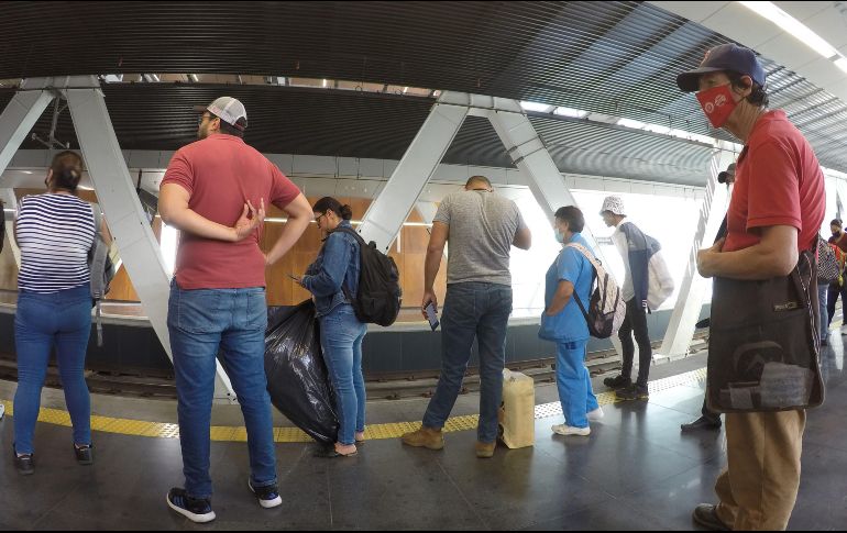 Usuarios de la Línea 3  lamentaron que personal de las estaciones no informara a tiempo sobre la situación y tuvieron que esperar. EL INFORMDOR/ ARCHIVO