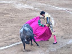 La tarde pareció tocar fondo cuando “Cotilla” se despitorró del lado derecho y tuvo que regresar por la puerta de toriles. CORTESÍA