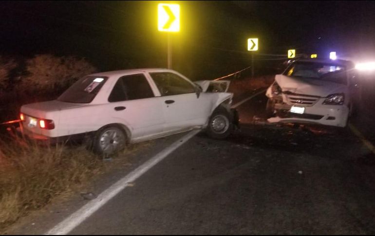 El choque frontal fue entre una camioneta y auto sedán en la carretera San Miguel-Valle de Guadalupe en San Miguel el Alto, Jalisco. ESPECIAL