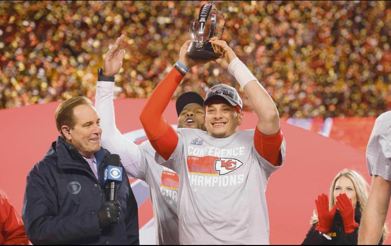 Patrick Mahomes mostró el corazón suficiente para guiar a su equipo a la victoria, a pesar de no estar al 100% físicamente. AFP