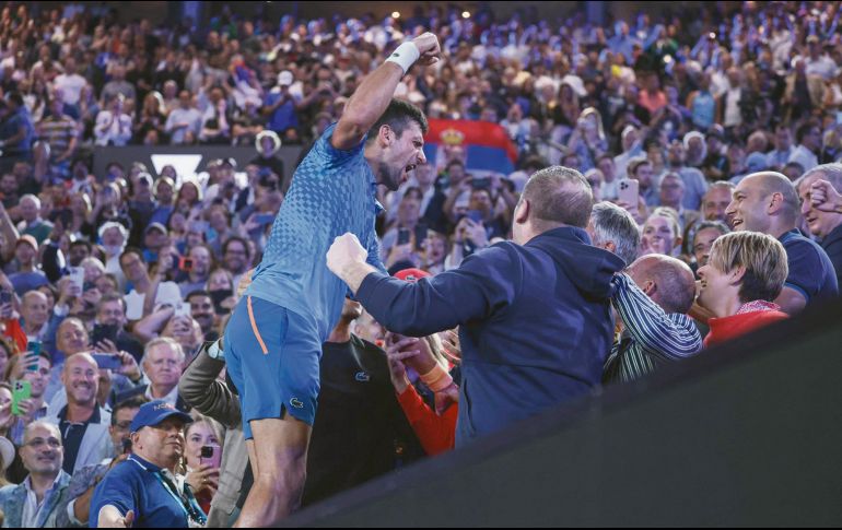 El serbio, y ahora número uno del mundo, saltó a las gradas a celebrar con su familia y equipo. AFP
