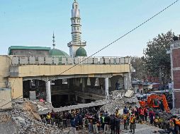 En el lugar hay una vasta operación de rescate en marcha, lanzada por los bomberos con la ayuda de maquinaria para sacar los escombros. AFP/A. Majeed