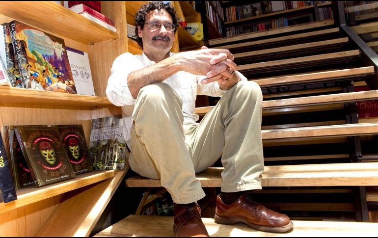 El poeta se embarca en la travesía de la poesía mientras explica lo que él piensa sobre el género. EL UNIVERSAL/ ARCHIVO