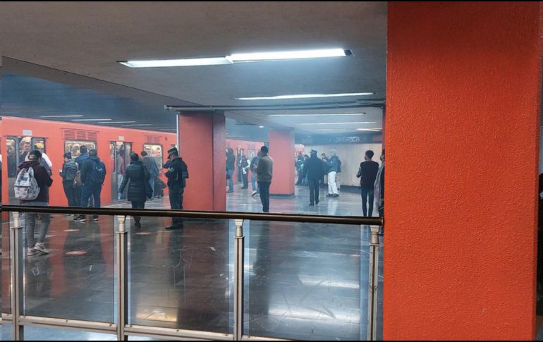 El Metro capitalino informó que la fricción de zapatas en un vagón de un tren provocó el humo. TWITTER/@l0rdAlexX