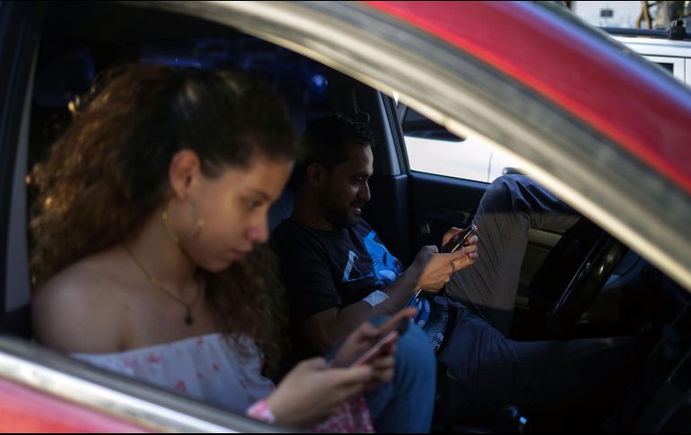 Algunas aplicaciones se han convertido en una herramienta recurrente para el intercambio de contenido virtual de índole sexual. AFP / ARCHIVO
